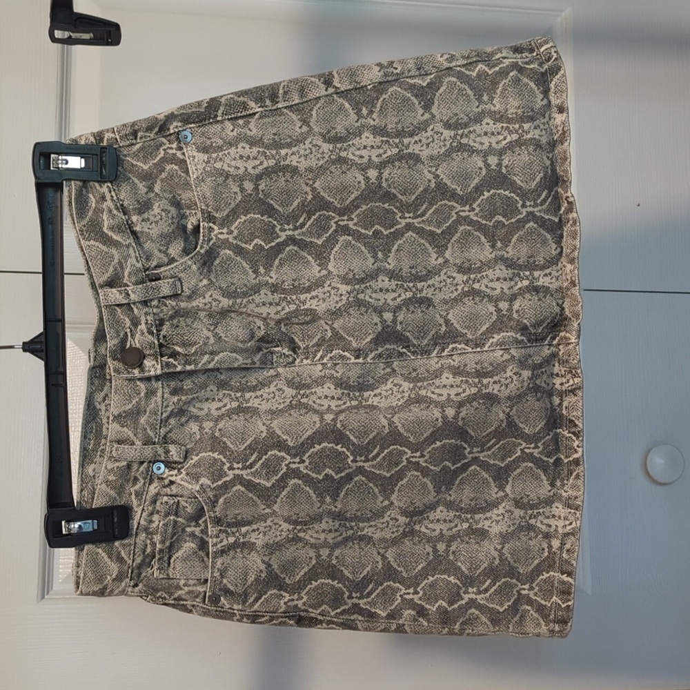 Blank NYC Size 26 snakeskin pattern skirt